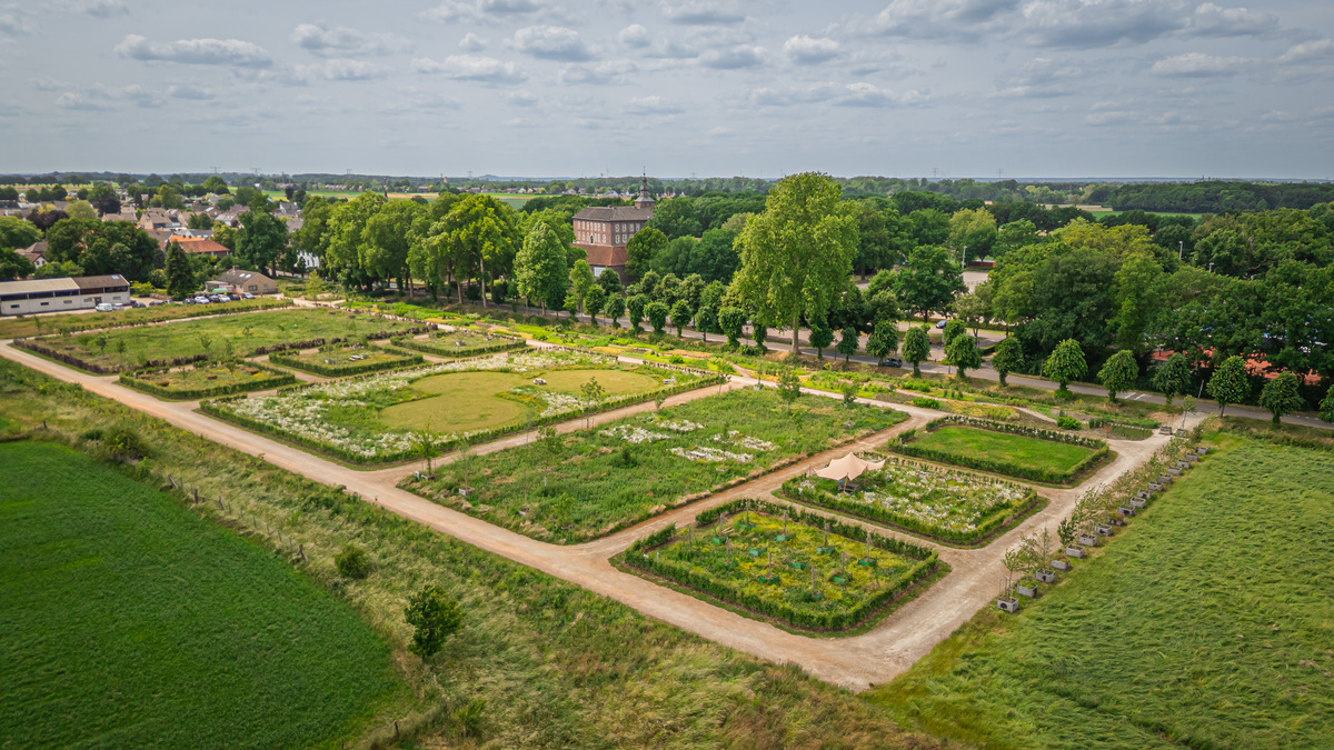 Foto van de tuinen van kasteel limbircht