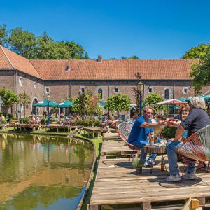 Grillen aan het water