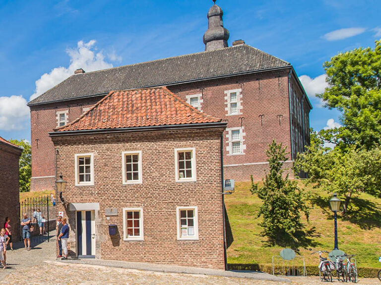 Romantisch overnachten in de Rode Kamer? | Kasteel Limbricht